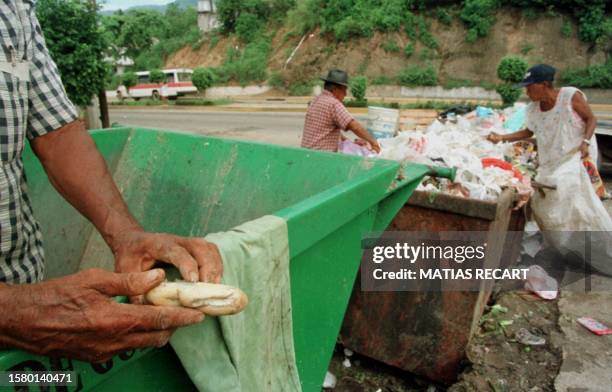 Un grupo de ancianos buscan comida en un basurero para llevar a su familia, ellos perdieron sus casas en el huracan Pauline y se encuentra...