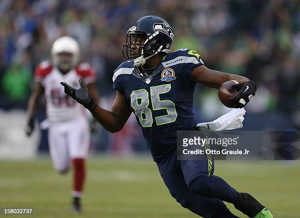 Tight end Anthony McCoy of the Seattle Seahawks rushes on a 67-yard pass play against the Arizona Cardinals at CenturyLink Field on December 9, 2012...