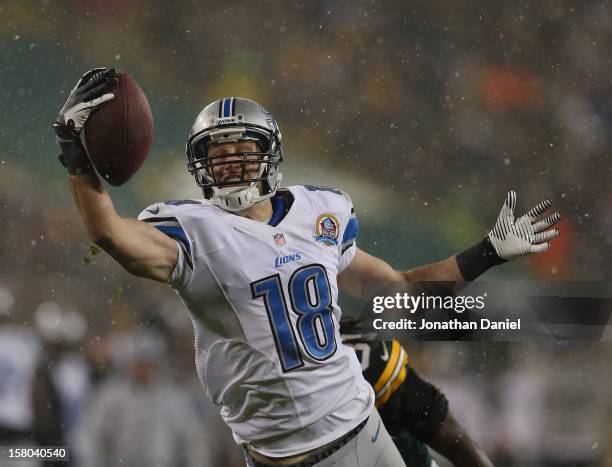 Kris Durham of the Detroit Lions makes a one-handed catch for a long gain against the Green Bay Packers at Lambeau Field on December 9, 2012 in Green...