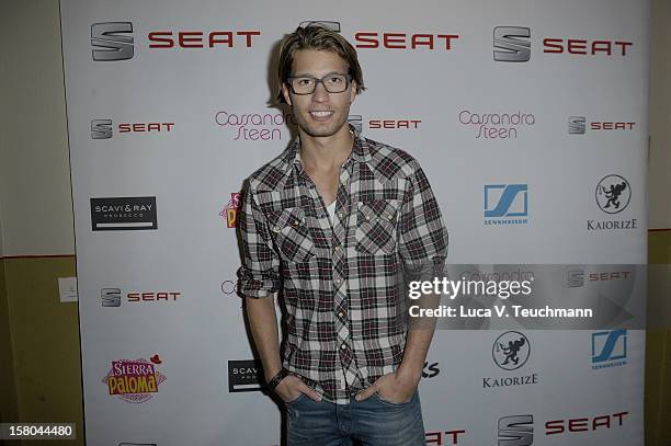 Raul Ristmae 127 Cassandra Steen Performs Unplugged Private Listening Stock Photos ...