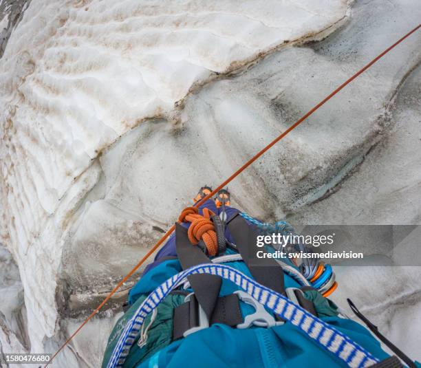 punto de vista del montañero, en el glaciar - crevasse fotografías e imágenes de stock