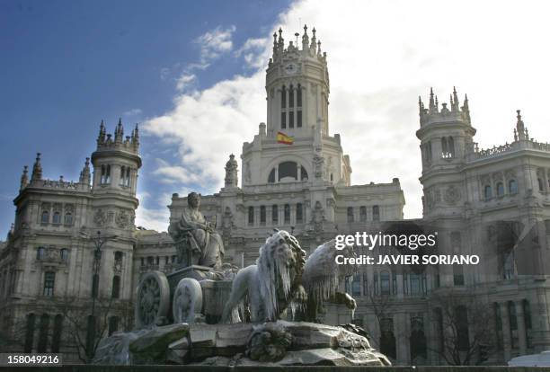 The lions of Goddess Cibeles' fountain in Madrid freeze due to a wave of cold weather, at Cibeles Square in Madrid, 01 March 2005.