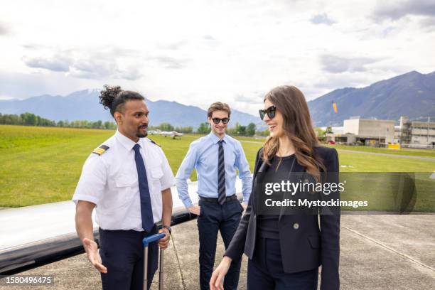 des gens d’affaires rencontrent des pilotes avant un vol en jet privé - aviation-générale photos et images de collection