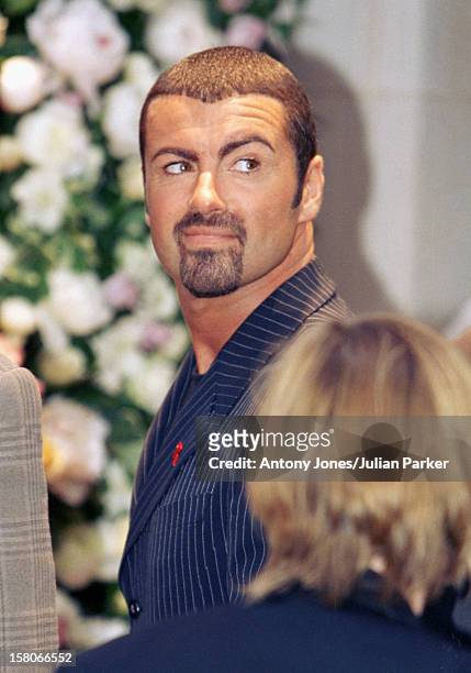 1,122 George Michael 1995 Photos and Premium High Res Pictures - Getty  Images