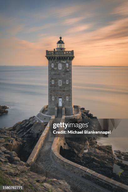 leuchtturm kermorvan frankreich - brittany - europa figuren uit de klassieke mythologie stockfoto's en -beelden