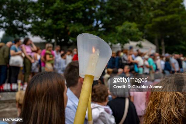hand of woman holding a candle. - pellegrino foto e immagini stock