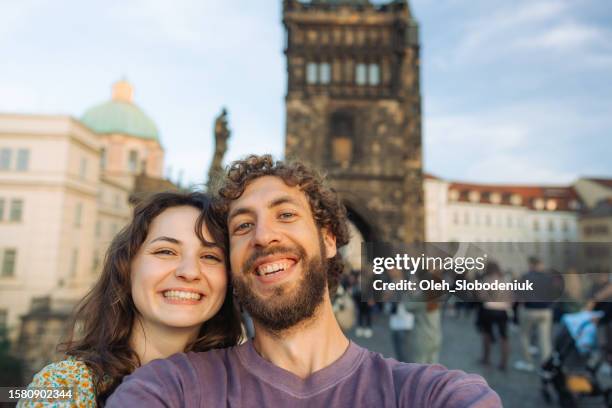 selfie da mulher e do homem na ponte de karl em praga - hradcany castle - fotografias e filmes do acervo