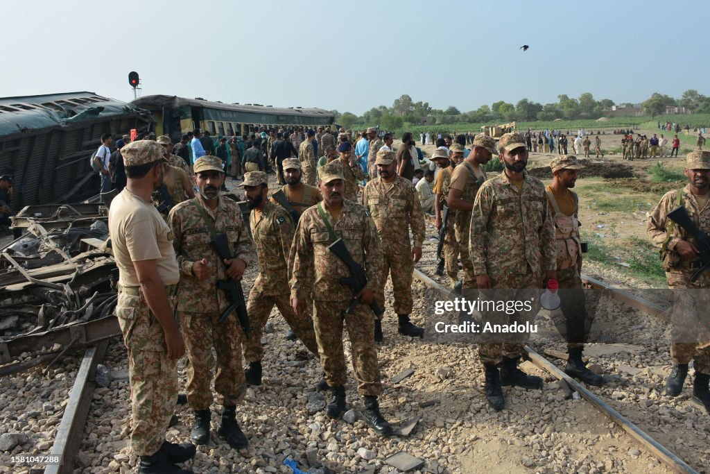28 killed, 50 injured as passenger train derails in southern Pakistan