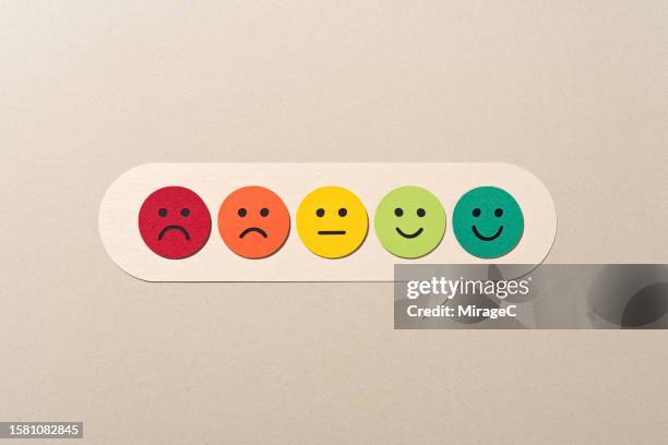 satisfaction rating of emoji in speech bubble, paper craft - klanten georiënteerd stockfoto's en -beelden