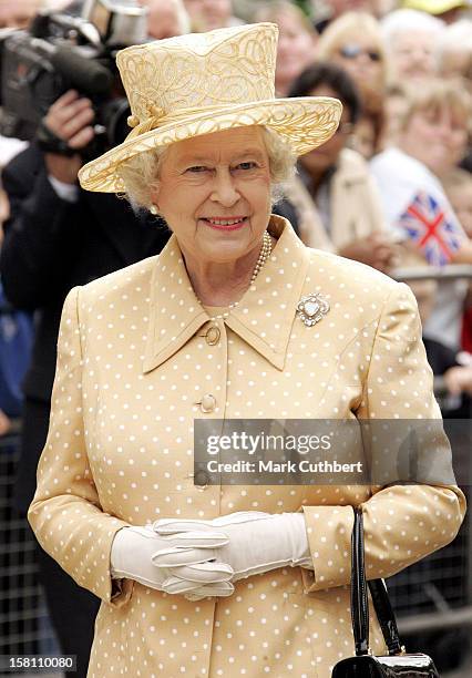 Queen Elizabeth Ii Visits Bexleyheath In Kent. She Visited The Police Station & Undertook A Walkabout In The Main Shopping Street. .