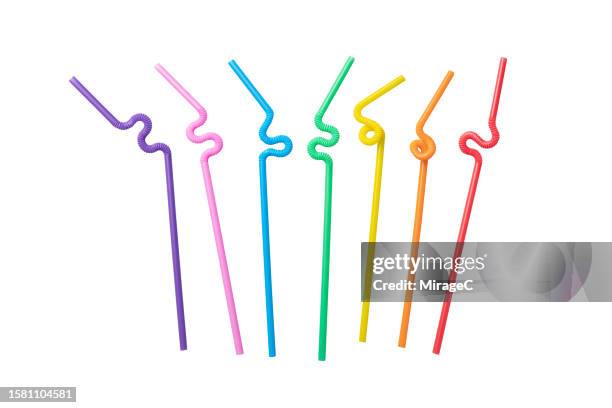 curved colorful plastic drinking straws isolated on white - rietje stockfoto's en -beelden