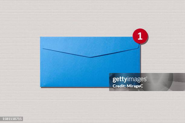 blue envelope with notification red dot - boletín fotografías e imágenes de stock