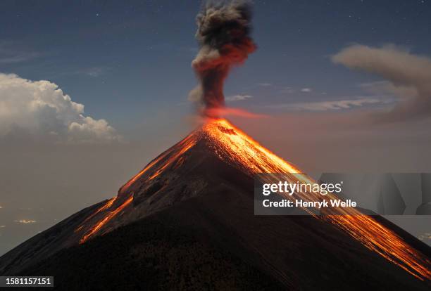 guatemala - volcano erupting imagens e fotografias de stock