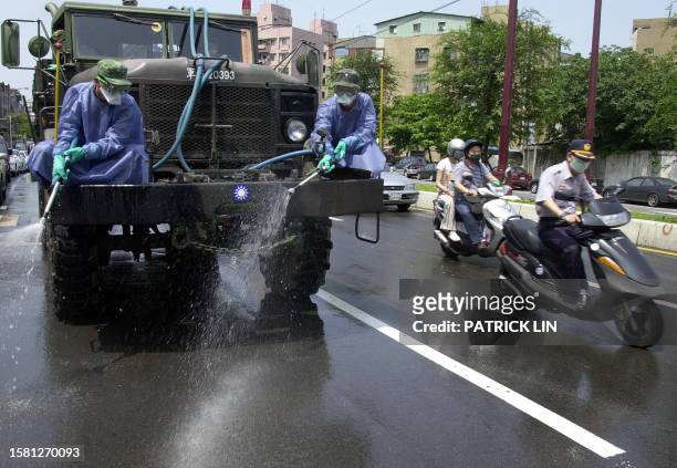 Taiwan's army sends some 1,000 troops to disinfect streets in the Wanhua area in Taipei, 12 May 2003 where an apartment building with some 140 homes...
