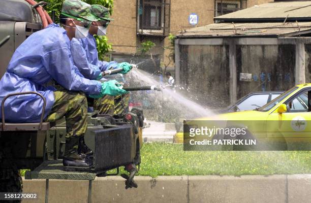 Taiwan's army sends some 1,000 troops to disinfect streets in the Wanhua area in Taipei, 12 May 2003 where an apartment building with some 140 homes...