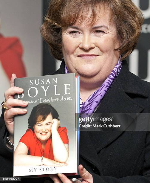 Singer Cts 56 Susan Boyle Sign Her Autobiography The Woman I Was Born To Be Stock ...