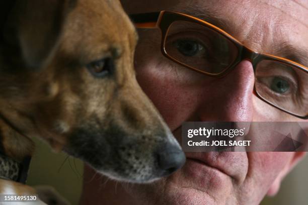 Alain L., anorexique âgé de 52 ans, pose avec son chien dans son appartement le 17 mars 2007 à Paris. 10% des 40 000 anorexiques en France sont des...