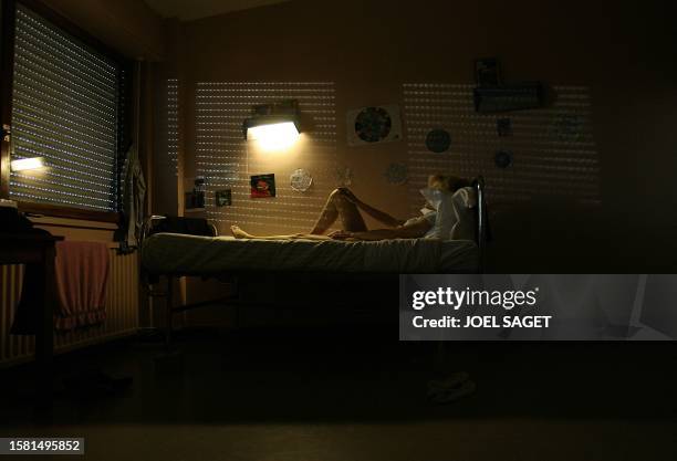 Une patiente anorexique se repose dans sa chambre le 28 février 2007 à l'hôpital Sainte-Anne à Paris. A female anorexic patient rests in her room 28...