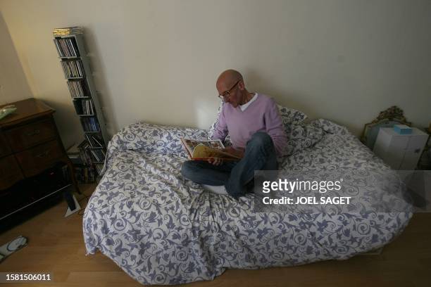 Alain L., anorexique âgé de 52 ans, lit dans son appartement le 17 mars 2007 à Paris. 10% des 40 000 anorexiques en France sont des hommes. An...