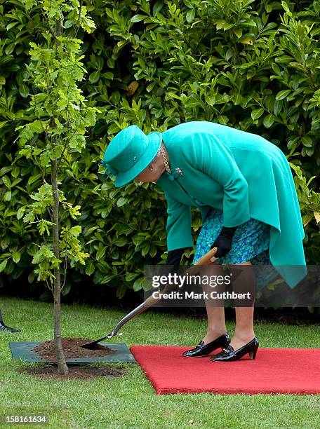 Queen Elizabeth Ll And Duke Of Edinburgh Receive A Ceremonial Welcome By President And Dr Mcaleese, At The Aras An Uachtarain In Dublin To Start The...