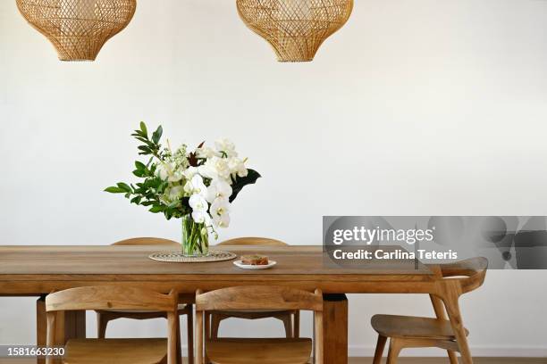 beautiful home dining table with vase of flowers - sala de jantar imagens e fotografias de stock