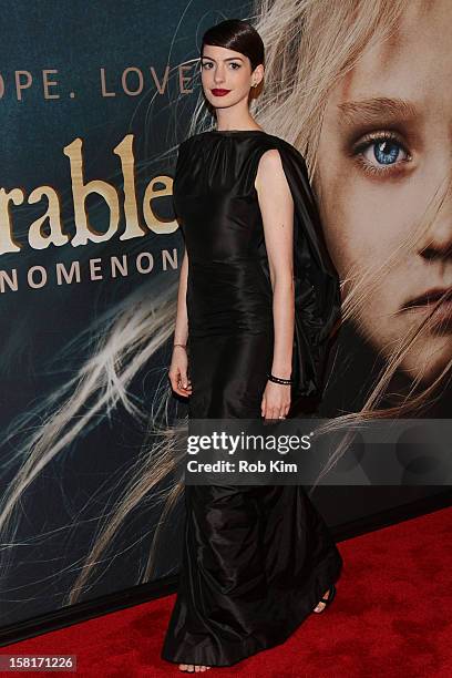 Anne Hathaway attends the "Les Miserables" New York premiere at the Ziegfeld Theater on December 10, 2012 in New York City.