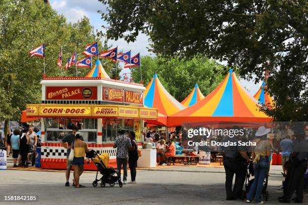 state fair in the summer - amusement park ohio stock-fotos und bilder