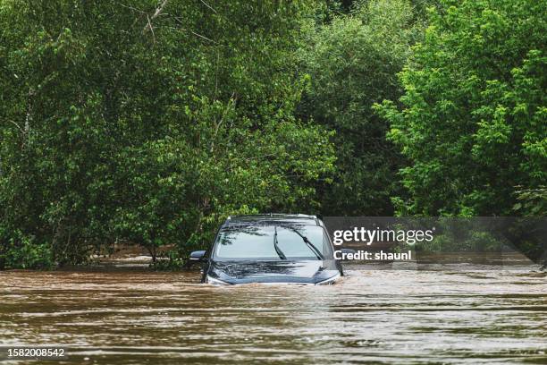 flooded vehicle - overstroming stockfoto's en -beelden