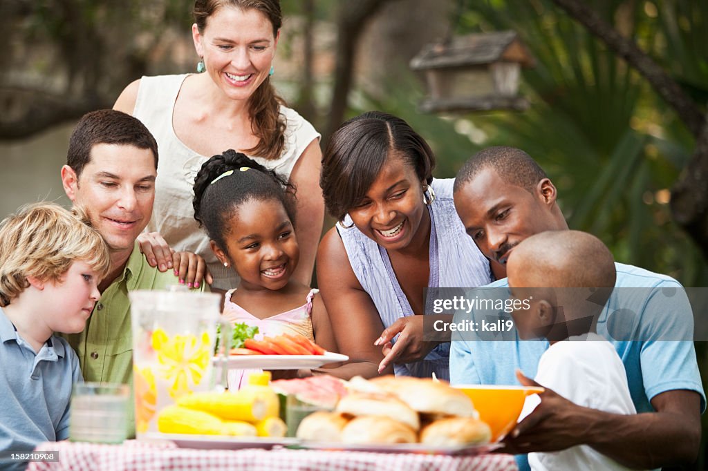 Zwei Familien-Grillparty im Garten