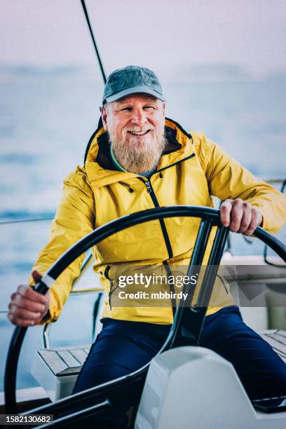 skipper sailing on sailboat - capitão-de-equipa imagens e fotografias de stock