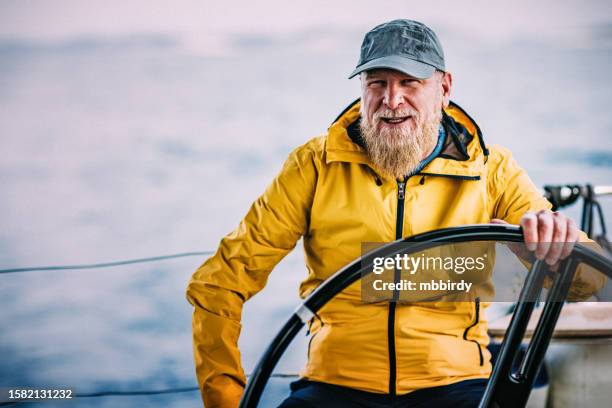 skipper naviguant sur le voilier - team captain photos et images de collection