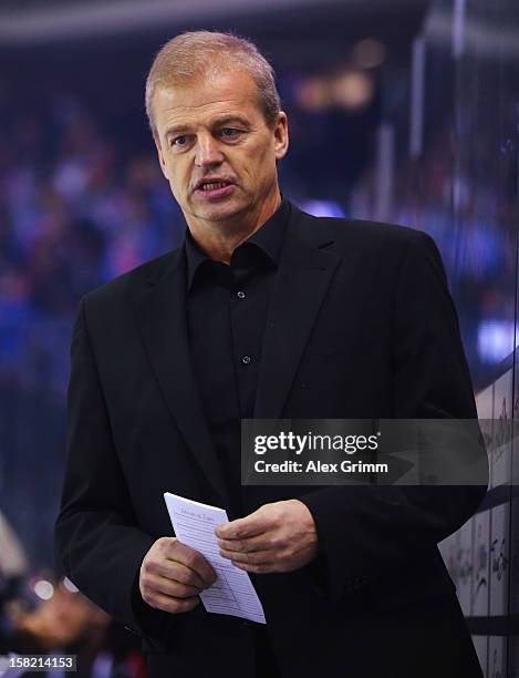 New head coach Bengt-Ake Gustafsson of Ice Tigers looks on during the DEL match between Thomas Sabo Ice Tigers and Straubing Tigers at Arena...