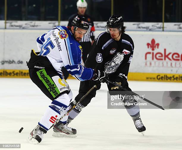 Daniel Weiss of Ice Tigers is challenged by Grant Lewis of Straubing during the DEL match between Thomas Sabo Ice Tigers and Straubing Tigers at...