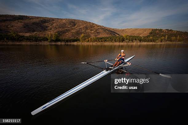 rudergerät mann auf boot mit weitwinkel-aufnahme - rennrudern stock-fotos und bilder