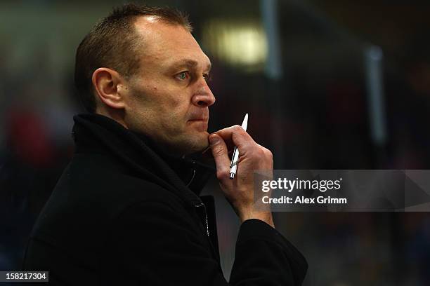 Head coach Dan Ratushny of Straubing reacts during the DEL match between Thomas Sabo Ice Tigers and Straubing Tigers at Arena Nuernberger...