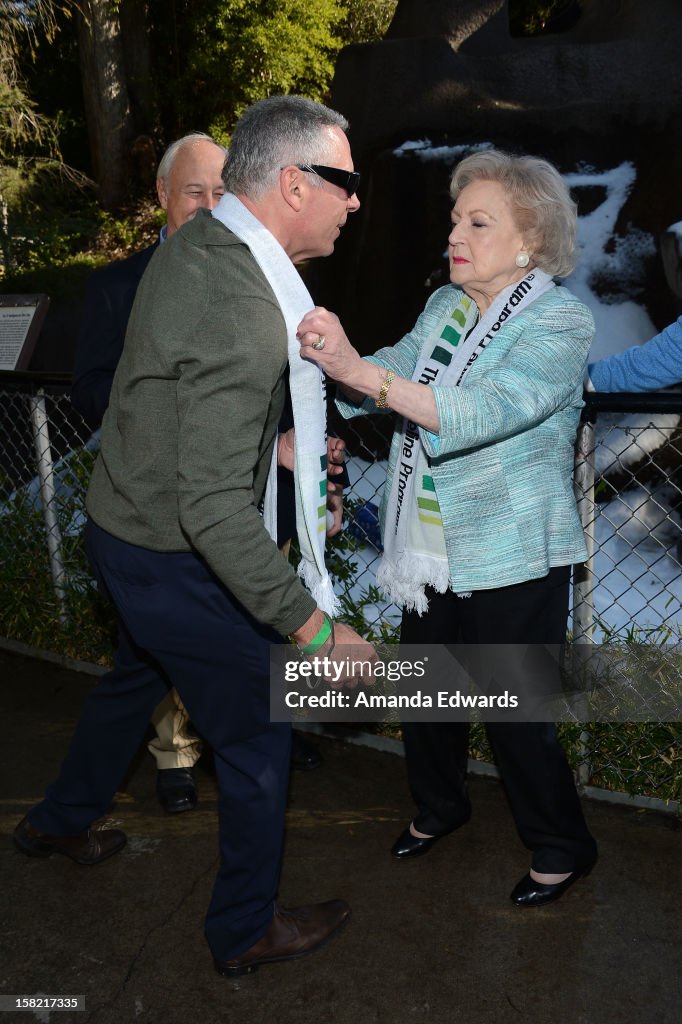  	Betty White "White Out" Tour At The Los Angeles Zoo With The Lifeline Program 