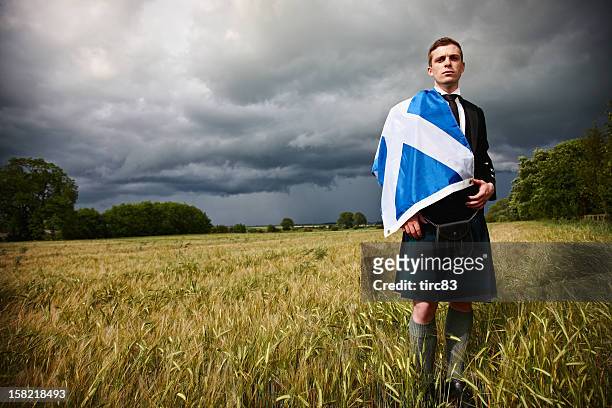 orgullo scotsman en cornfield con falda escocesa y saltire - falda escocesa fotografías e imágenes de stock