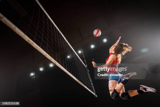 frau spikt volleyball - volleyball stock-fotos und bilder