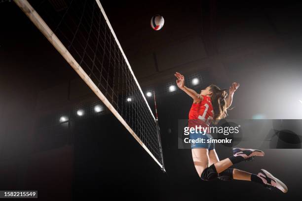mujer pinchando voleibol - juego de vóleibol fotografías e imágenes de stock