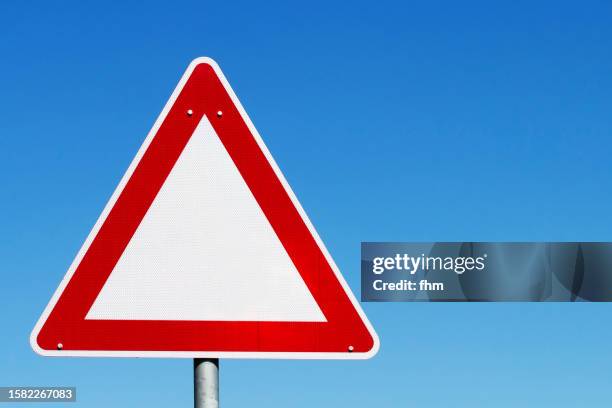 empty road warning sign with blue sky - signalisation-routière photos et images de collection