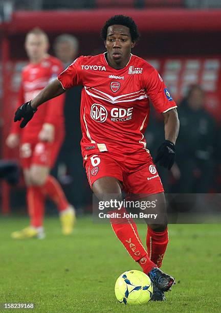 Carlos Alberto Sanchez of VAFC in action during the French Ligue 1 match between Valenciennes FC and Paris Saint-Germain FC at the Stade du Hainaut...