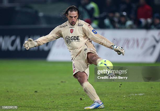 Nicolas Penneteau, goalkeeper of VAFC in action during the French Ligue 1 match between Valenciennes FC and Paris Saint-Germain FC at the Stade du...