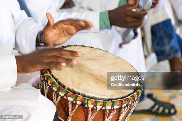 manos del baterista de la banda marroquí - instrumentos de percusión fotografías e imágenes de stock