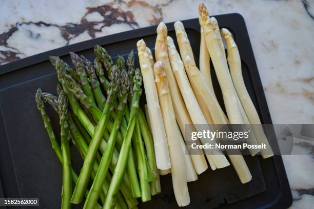 view from above green and white asparagus - asparagus stock pictures, royalty-free photos & images