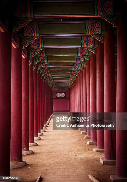 red pillars at gyeongbokgung palace in seoul - seoul stock-fotos und bilder