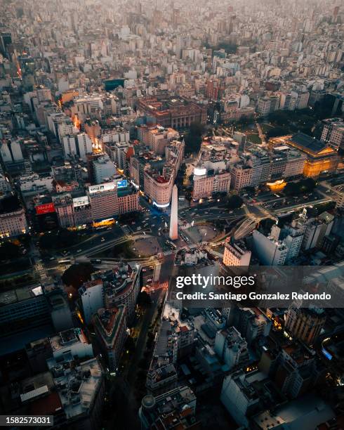 the obelisco of buenos aires - buenos aires fotografías e imágenes de stock