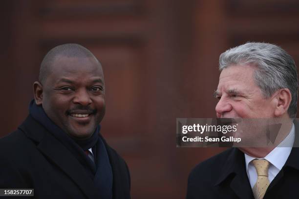 German President Joachim Gauck welcomes Burundi President Pierre Nkurunziza at Schloss Bellevue presidential palace on December 12, 2012 in Berlin,...