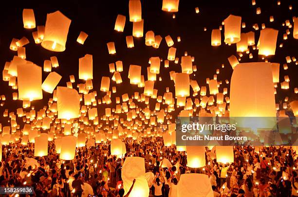 floating lanterns : loi krathong festival in thail - thailand illumination festival ストックフォトと画像
