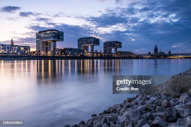 cologne skyline at sunset (germany) - local landmark stockfoto's en -beelden