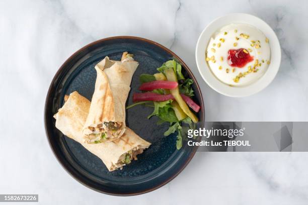 pita roll combo with dessert - shawarma stock-fotos und bilder